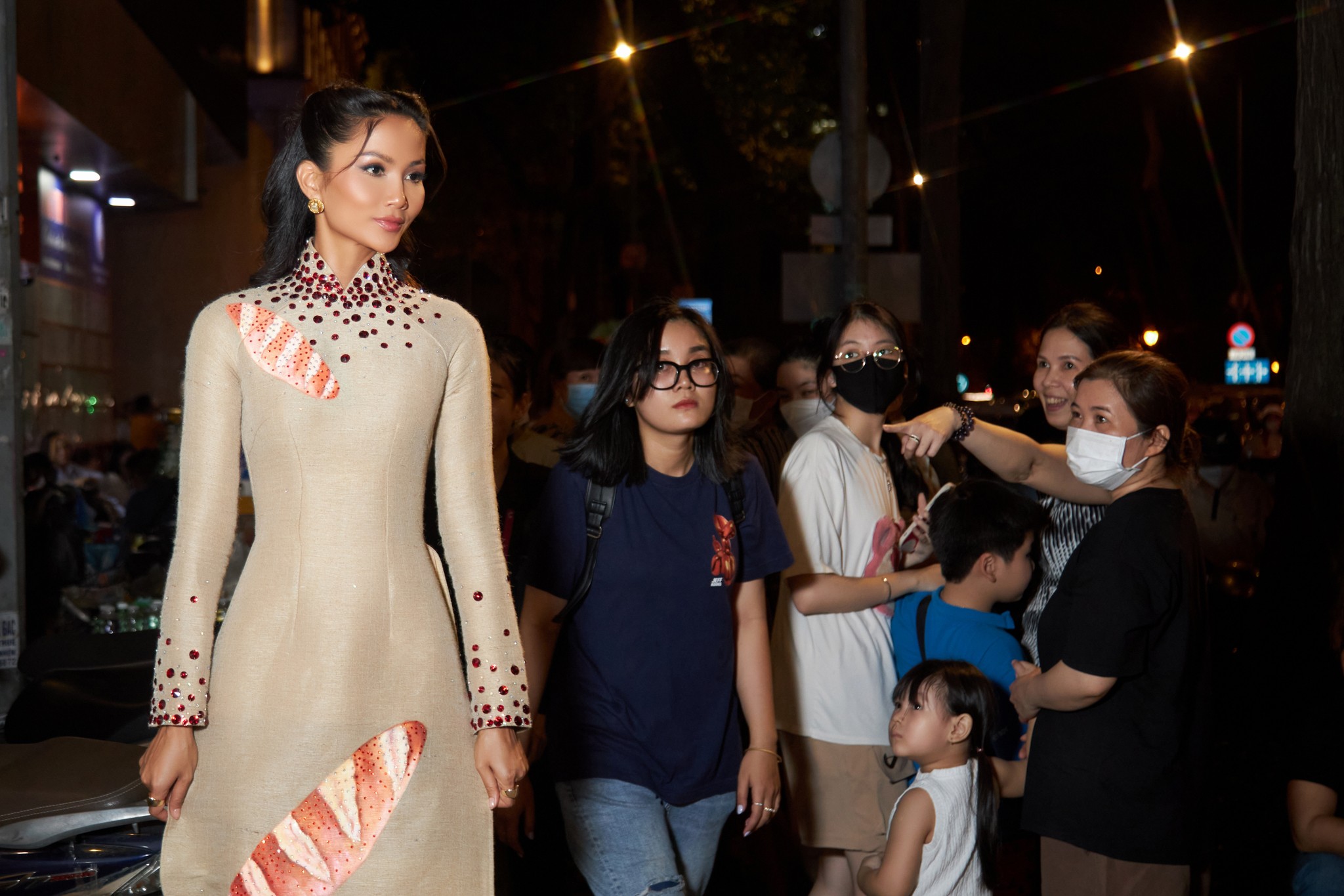 Hoa hậu H'Hen Niê diện áo dài vải bố, xuất hiện nổi bật tại Lễ hội Bánh mì