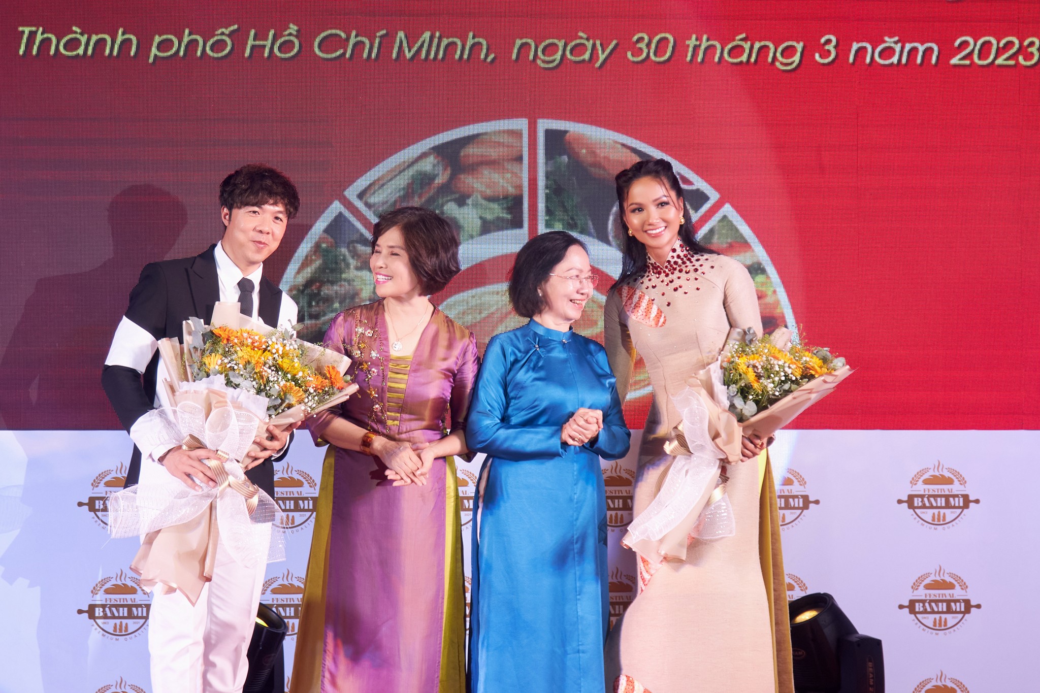 Hoa hậu H'Hen Niê diện áo dài vải bố, xuất hiện nổi bật tại Lễ hội Bánh mì