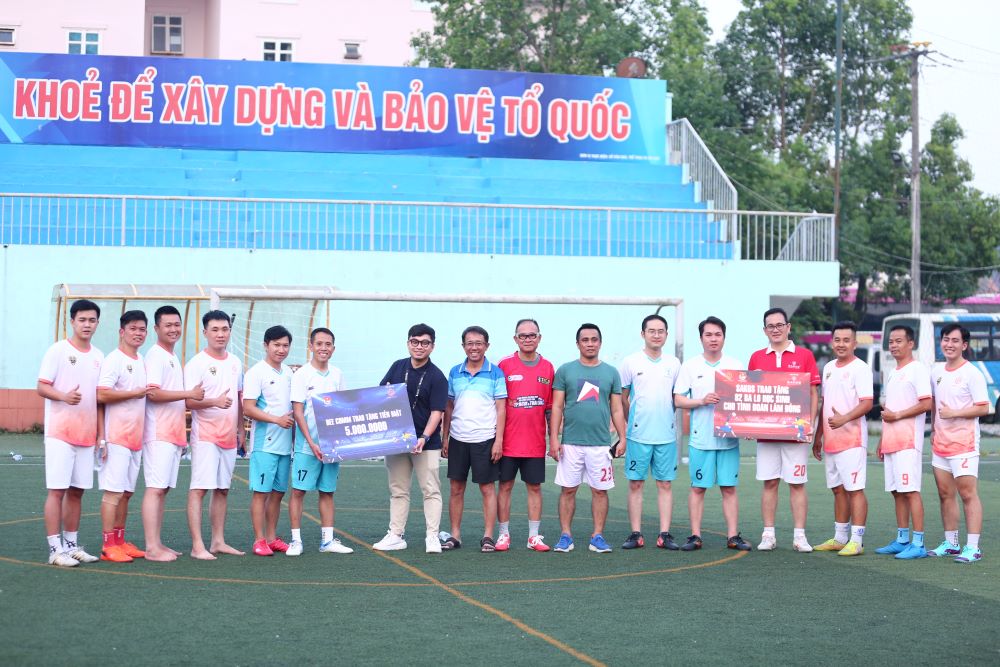 Sakos trao tặng 82 balo cho Tỉnh đoàn Lâm Đồng trong trận đấu giao lưu bóng đá
