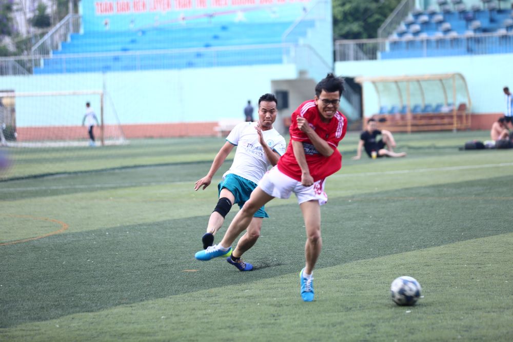Sakos trao tặng 82 balo cho Tỉnh đoàn Lâm Đồng trong trận đấu giao lưu bóng đá