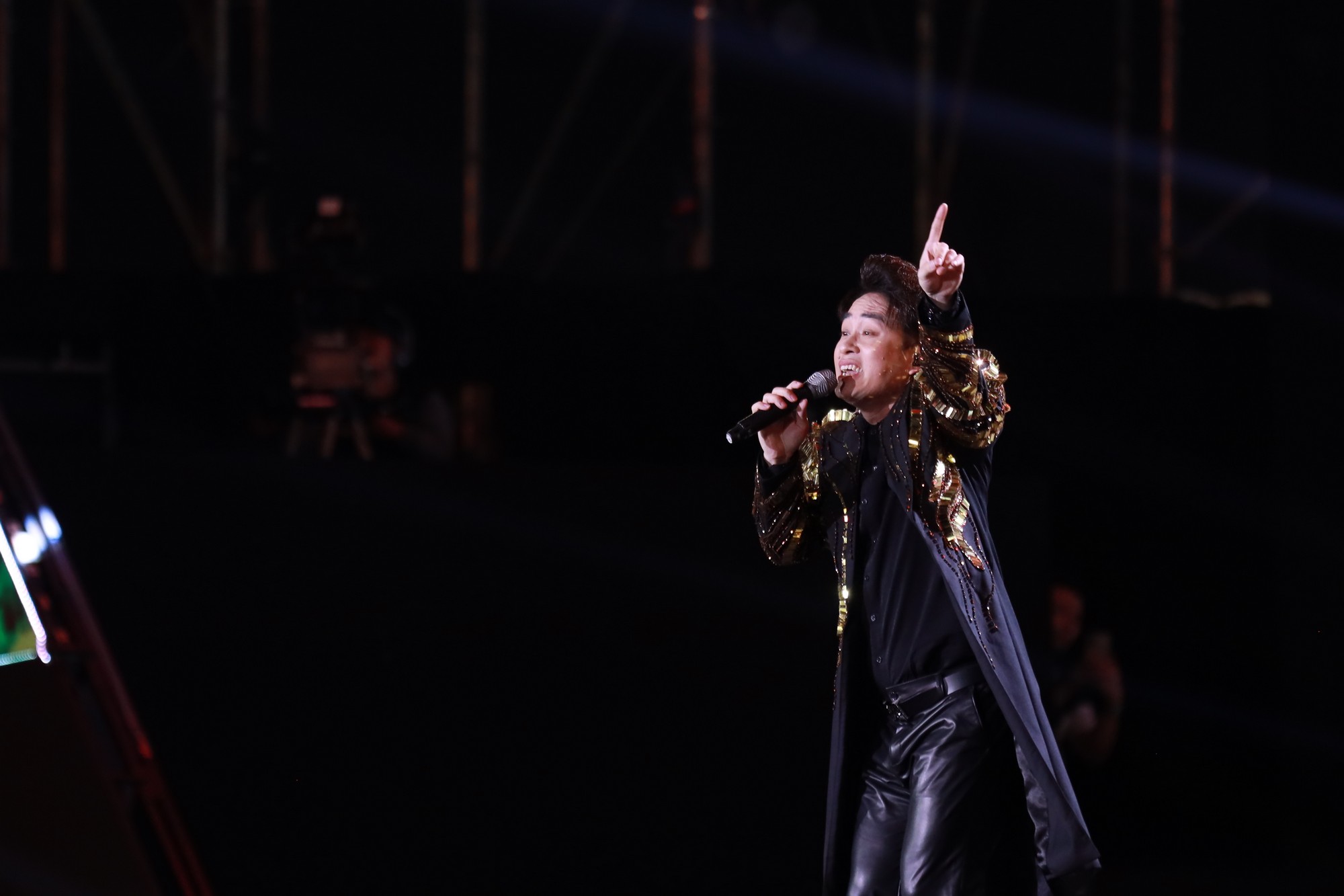 Tùng Dương thực hiện lời hứa với Tăng Duy Tân, mang hit "Bên trên tầng lầu" lên sân khấu đẳng cấp quốc tế