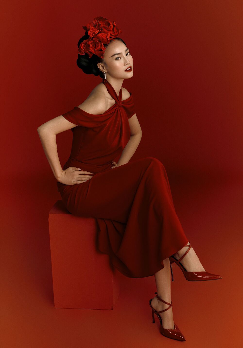 Ninh Dương Lan Ngọc khoe khéo eo thon, vai trần trong loạt trang phục đỏ gợi cảm