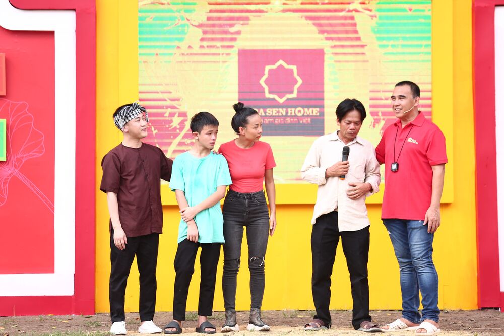 Mái ấm gia đình Việt: MC Quyền Linh xúc động với giọng hát của ca sĩ Thảo Trang