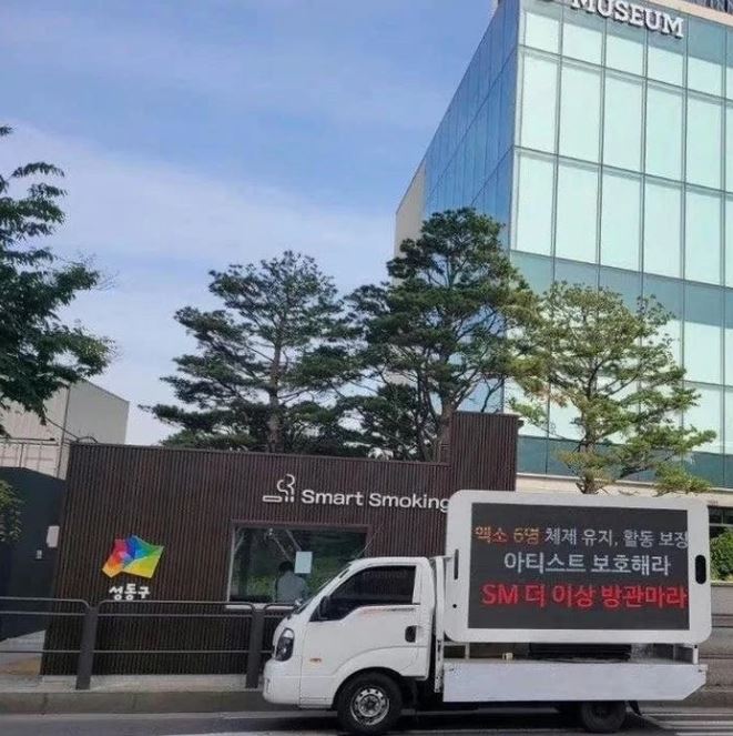 Fan EXO dựng xe tải trước công ty đề nghị loại bỏ Chen (Kim Jong Dae) và Chanyeol khỏi nhóm