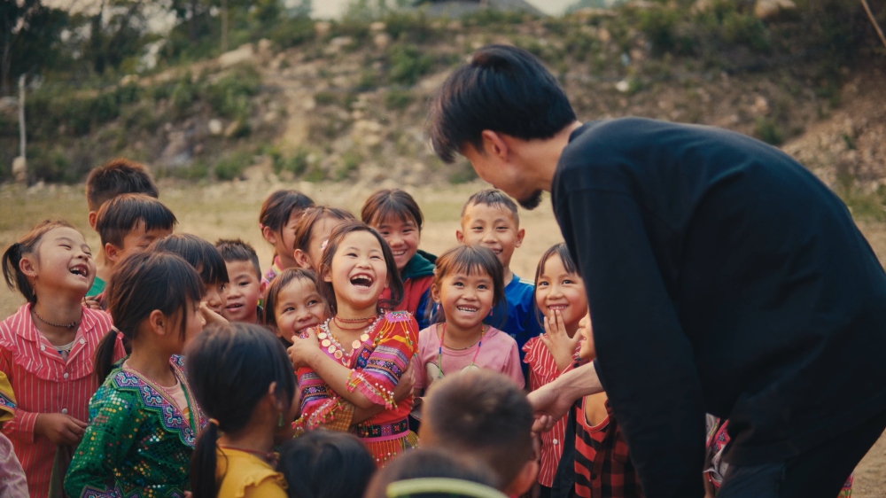 Hơn 1000 em nhỏ được nhận nuôi trong dự án Nuôi Em sau MV "Nấu ăn cho em" của Đen 