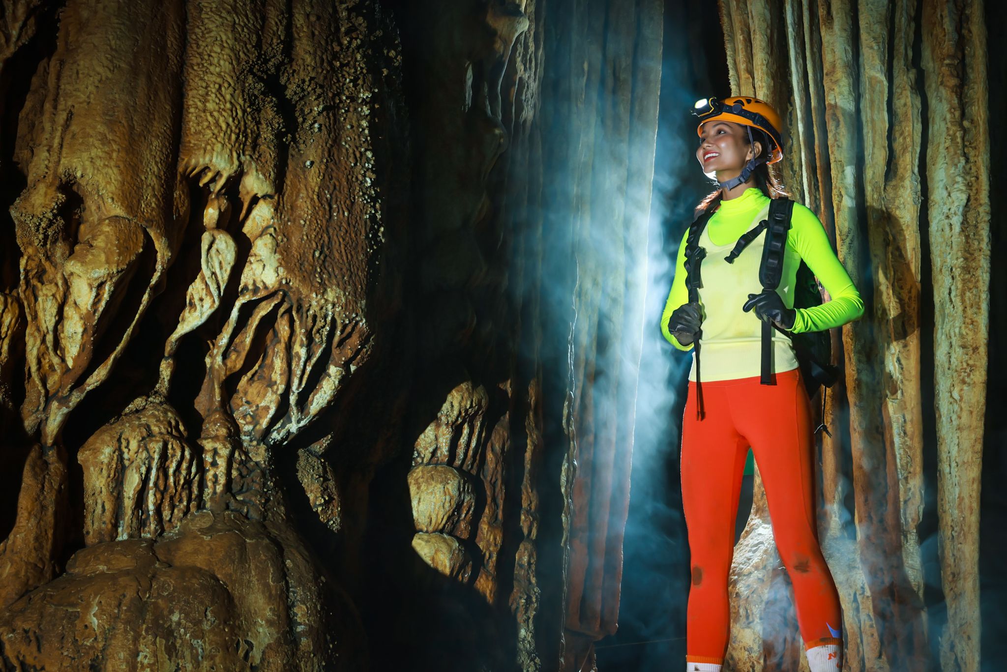 Hoa hậu H'Hen Niê thám hiểm 5 hang động tại Quảng Bình