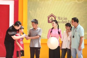 MC Quyền Linh, Thanh Phong và Lê Ngọc Thúy xót xa trước hoàn cảnh của các em nhỏ mồ côi