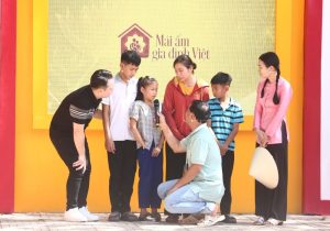 MC Quyền Linh, Thanh Phong và Lê Ngọc Thúy xót xa trước hoàn cảnh của các em nhỏ mồ côi