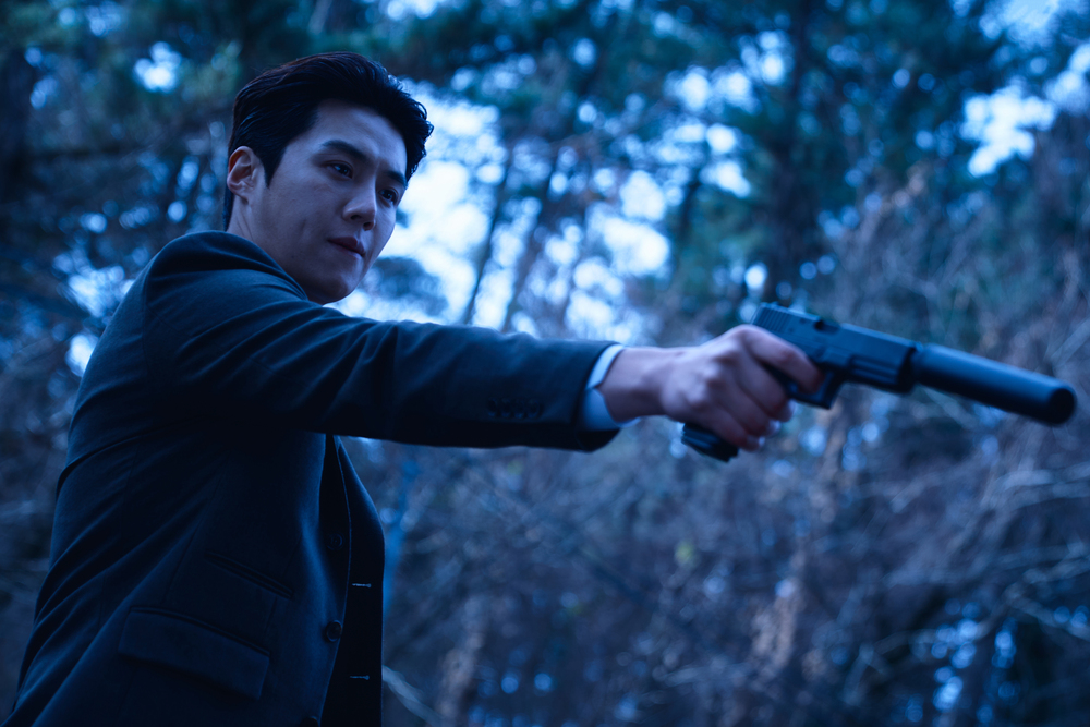 Kim Seon Ho lột xác từ “trai ngoan” đến sát thủ tàn bạo trong phim điện ảnh đầu tay