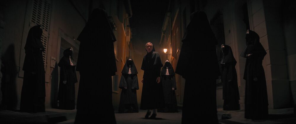 Biểu tượng kinh dị đình đám Valak chính thức trở lại trong trailer mới của “Ác quỷ ma sơ 2”