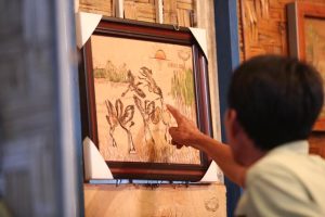 Bi Max học nghề làm tranh từ vỏ cây tràm ở Tam Nông, Đồng Tháp