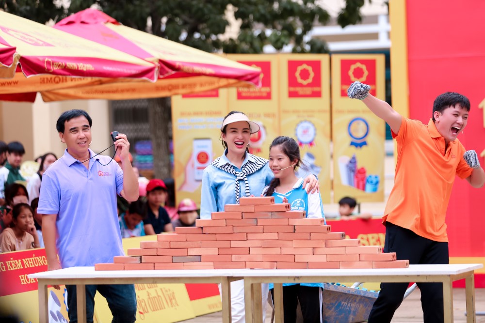 Diễn viên Quách Ngọc Tuyên và hoa hậu Ngọc Diễm góp sức mang về giải thưởng 115 triệu cho trẻ em mồ côi
