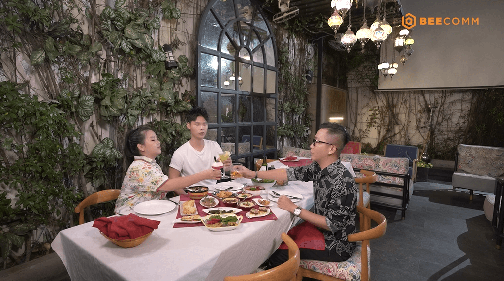 Lục Huy thích thú khi được Hoàng Rapper và Chen Ru Lu mời thưởng thức ẩm thực Trung Đông