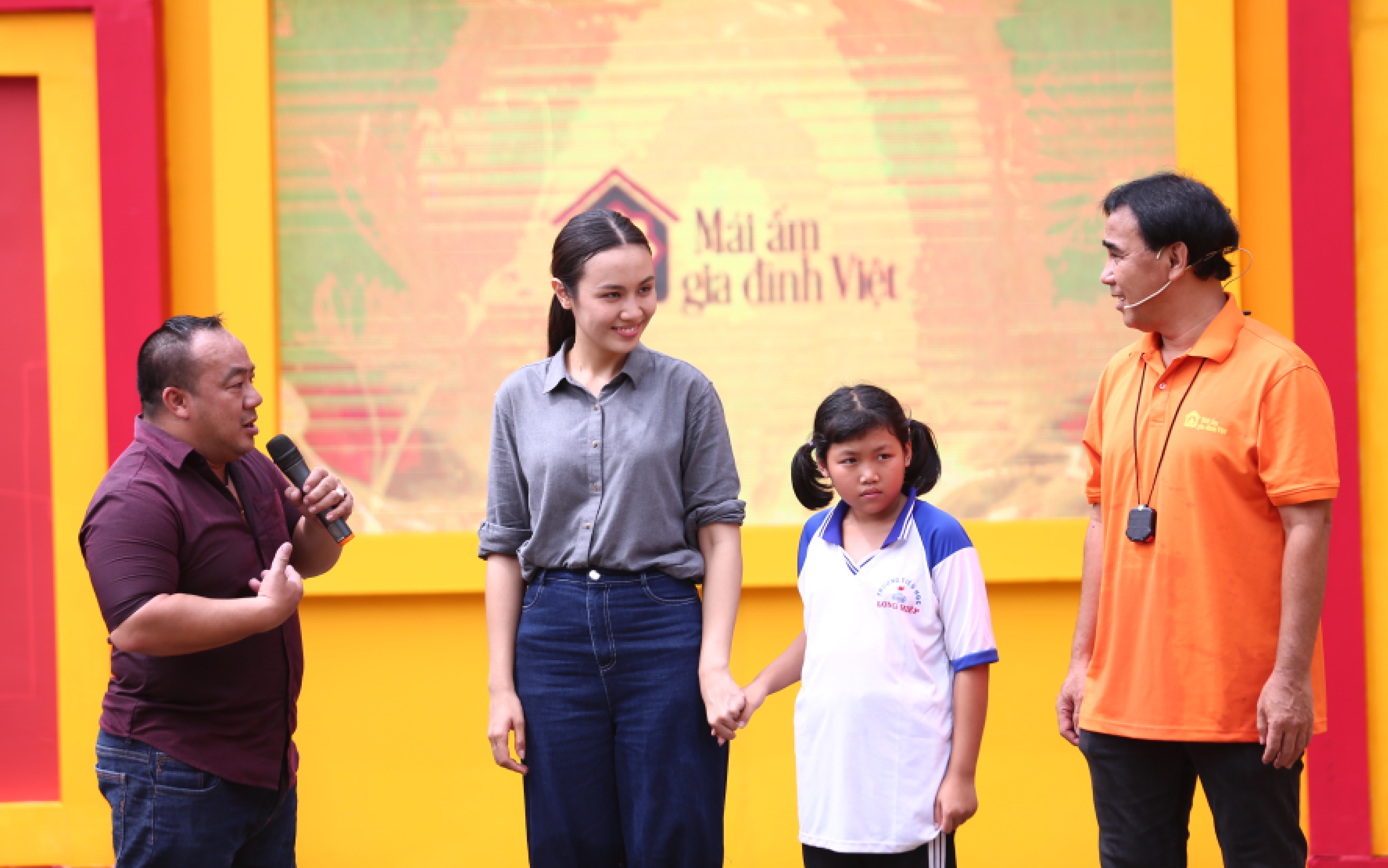 Nghệ sĩ Hiếu Hiền bất ngờ thay MC Quyền Linh dẫn dắt Mái ấm gia đình Việt