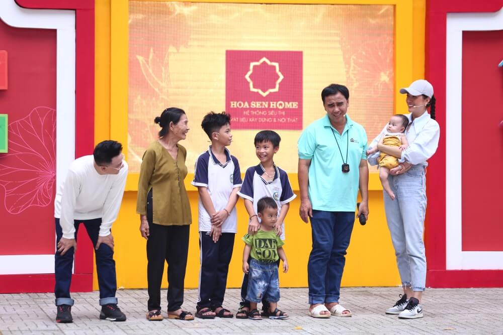 Á hậu Lệ Hằng bật khóc nghẹn ngào, tặng xe đạp cho trẻ mồ côi tại Mái ấm gia đình Việt