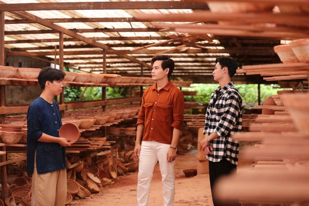 MC Hồng Phúc đưa vũ công Đoàn Thế Vinh khám phá nghề làm gốm Lái Thiêu, Bình Dương