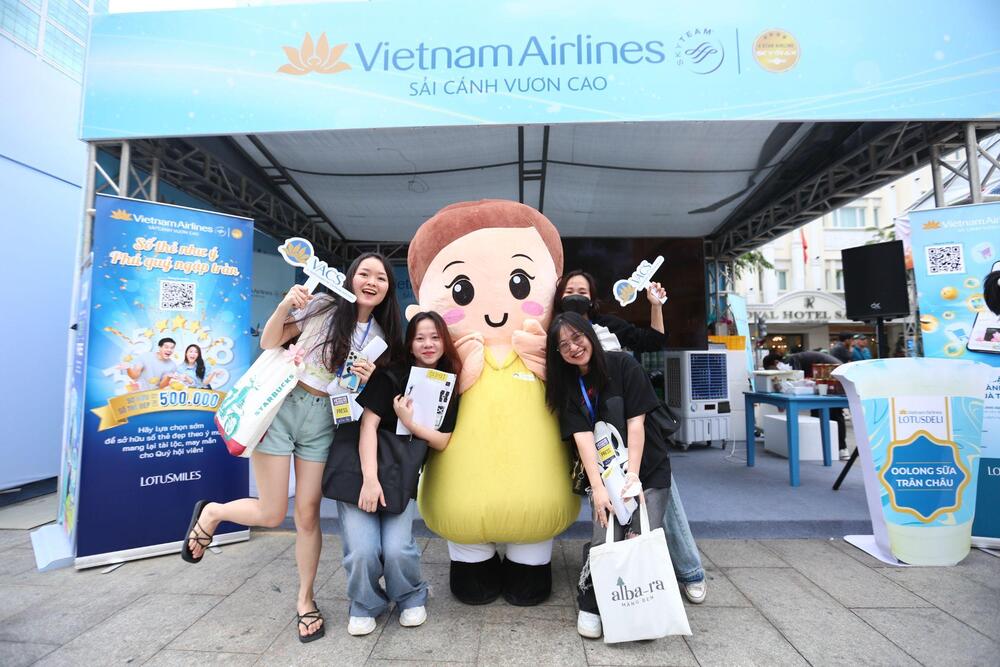 Giới trẻ xếp hàng dài thưởng thức Oolong sữa trân châu của Vietnam Airlines tại Hozo Super Fest 2023