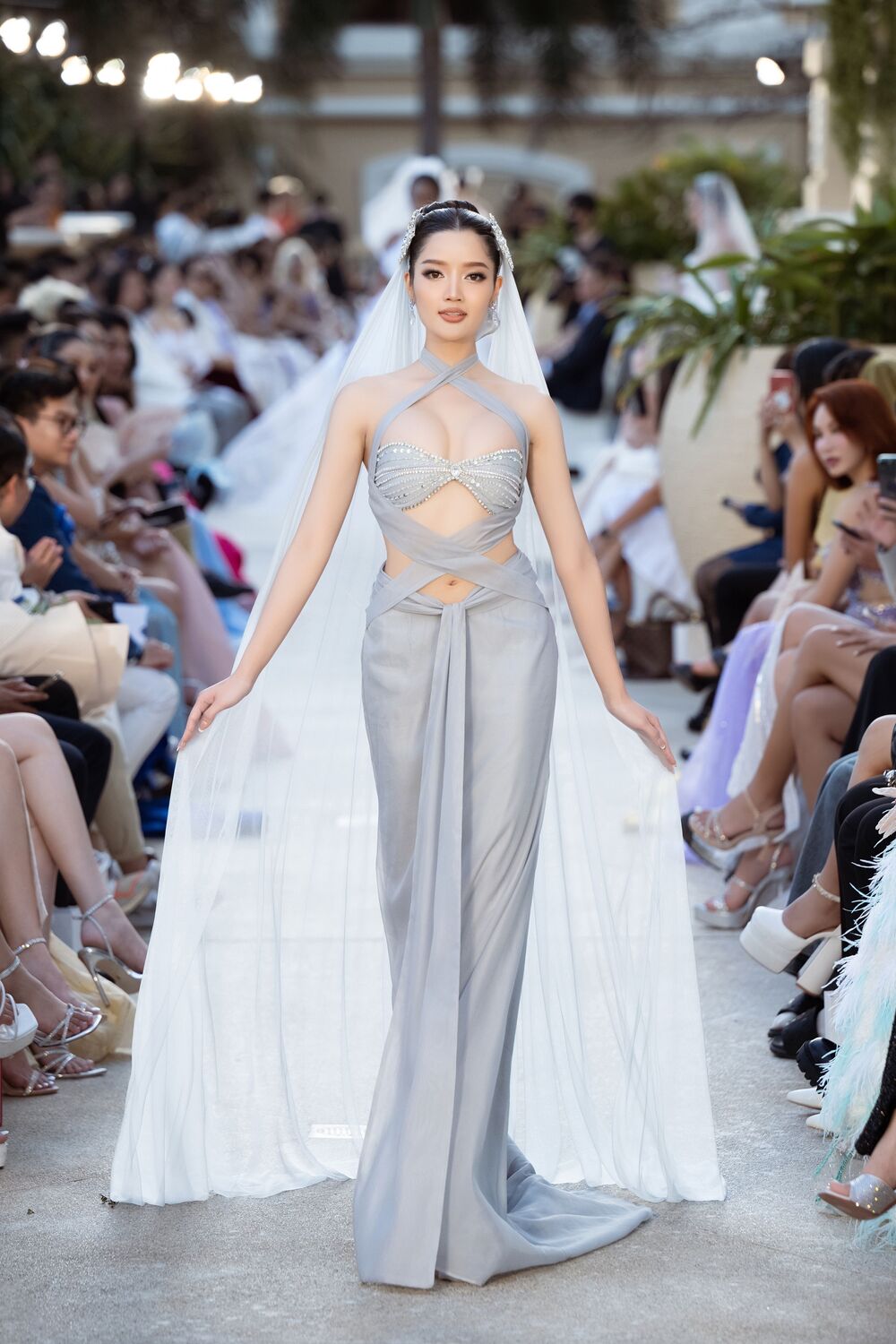 Dàn thí sinh Miss Global 2023 trình diễn BST "Turning Point" của NTK Ngọc Huỳnh