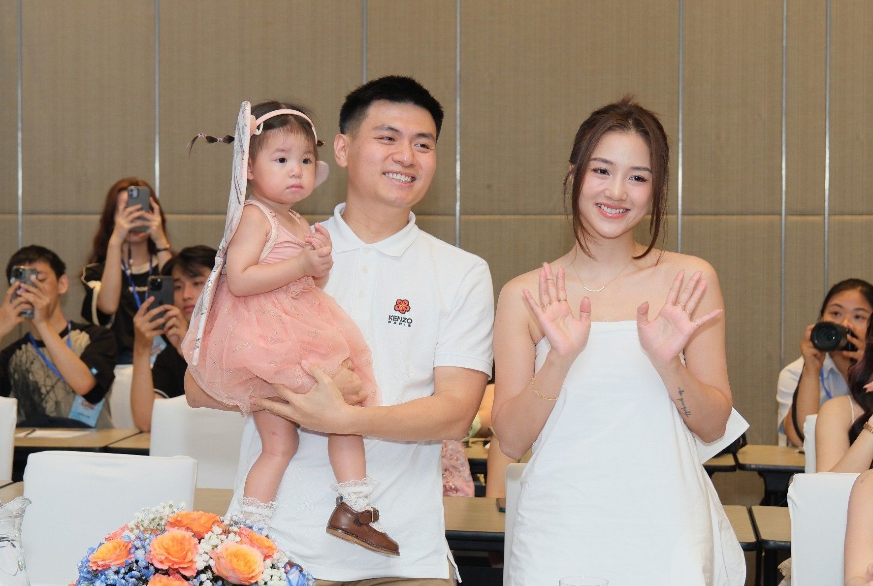 Idol nhí "Pam iu ơi" khiến fan tan chảy với loạt biểu cảm đáng yêu khi xuất hiện cùng ba mẹ