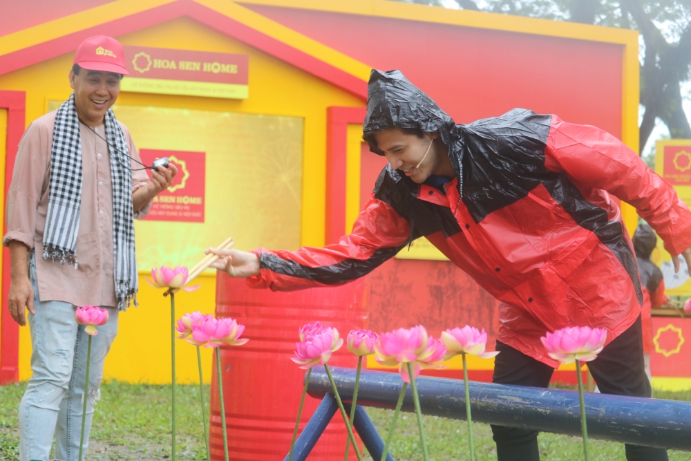 Quyền Linh từ chối dừng quay, Vân Khánh, Anh Tài bất chấp mưa gió để giúp đỡ trẻ em mồ côi