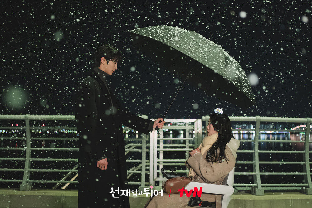 Đôi vợ chồng Kim Soo Hyun - Kim Ji Won tiếp tục lập thành tích khủng dù phim đã dừng chiếu hơn 1 tháng