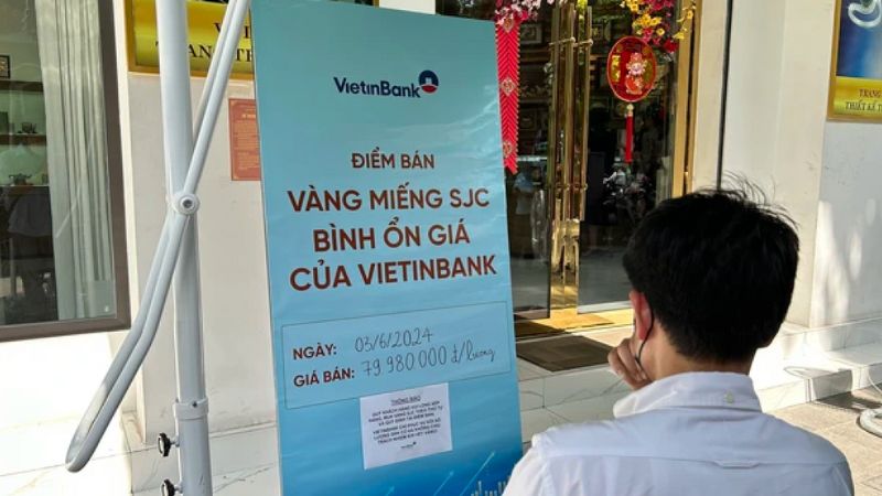 Người dân Hà Nội sốt ruột xếp hàng mua vàng SJC bất chấp thời tiết nắng nóng