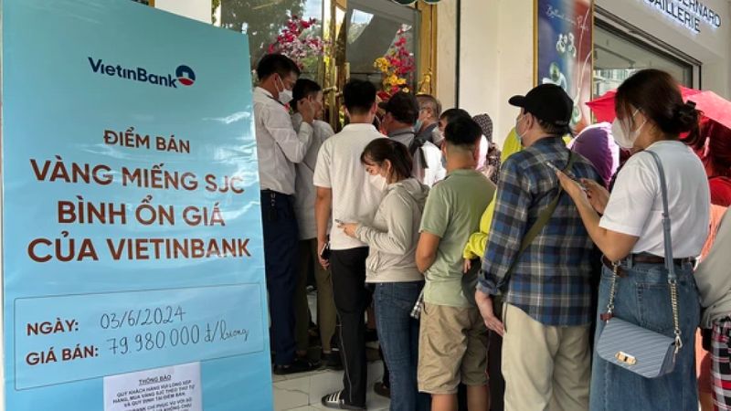 Người dân Hà Nội sốt ruột xếp hàng mua vàng SJC bất chấp thời tiết nắng nóng