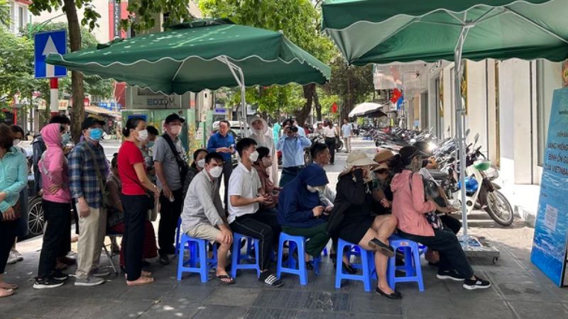 Người dân Hà Nội sốt ruột xếp hàng mua vàng SJC bất chấp thời tiết nắng nóng