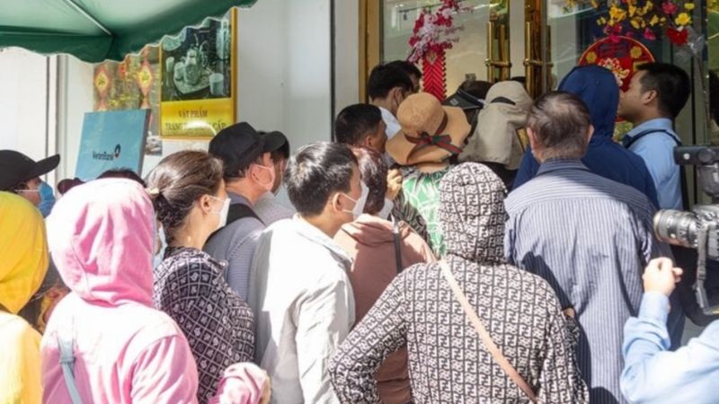 Người dân Hà Nội sốt ruột xếp hàng mua vàng SJC bất chấp thời tiết nắng nóng