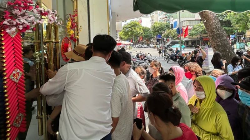 Người dân Hà Nội sốt ruột xếp hàng mua vàng SJC bất chấp thời tiết nắng nóng