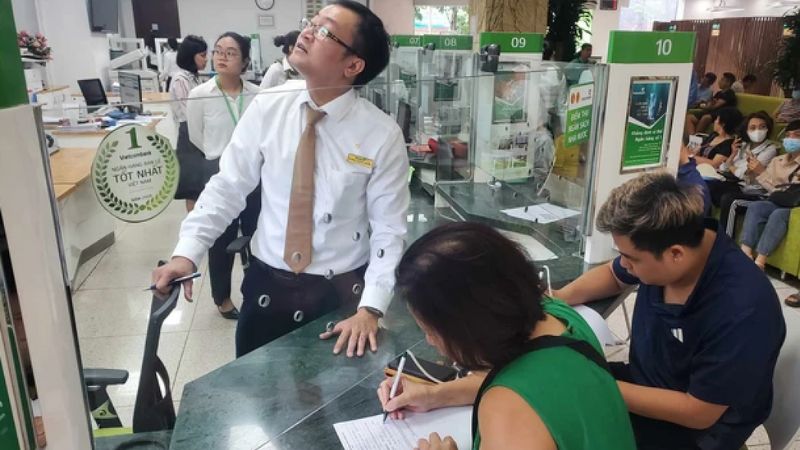 Người dân Hà Nội sốt ruột xếp hàng mua vàng SJC bất chấp thời tiết nắng nóng