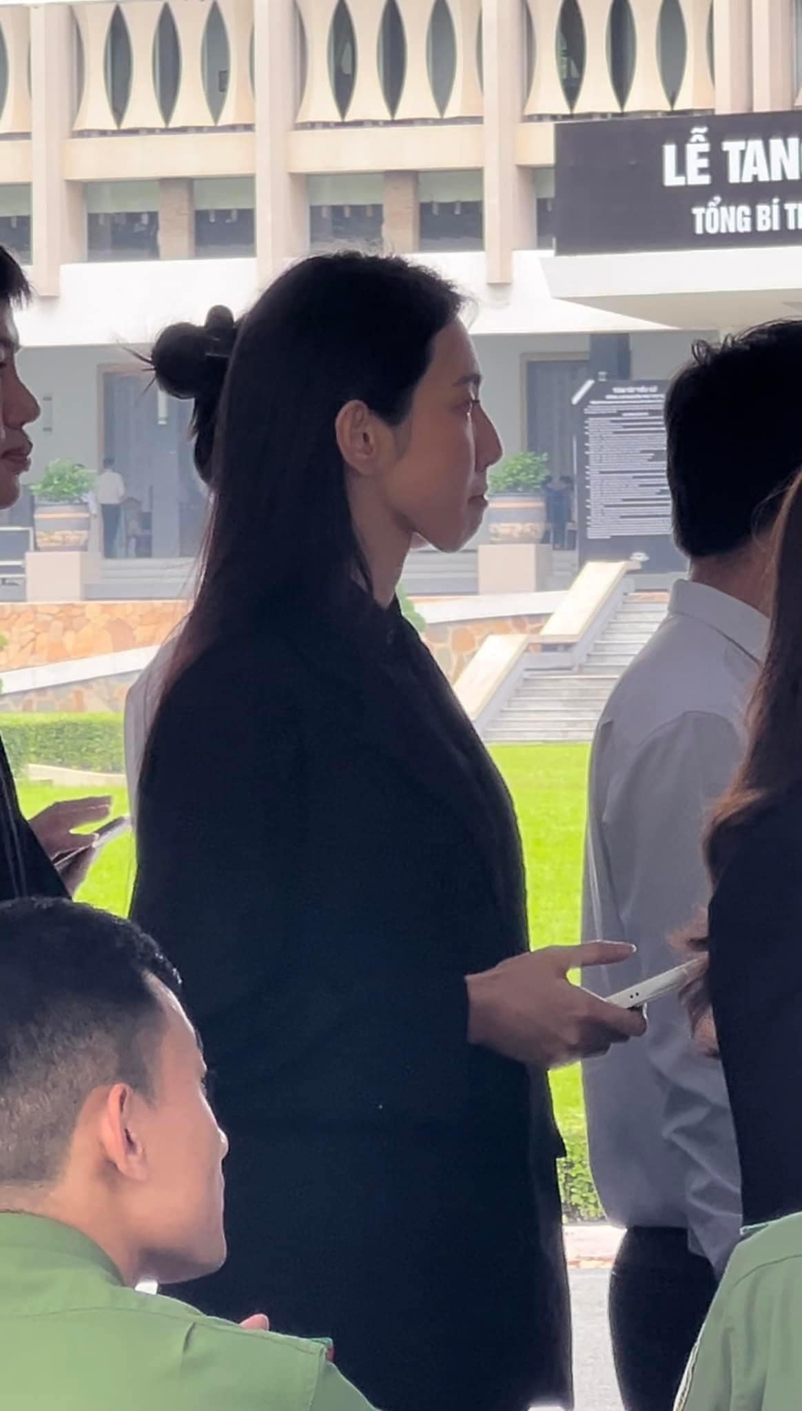H'Hen Niê lặng người, Thùy Tiên bật khóc khi đến viếng Tổng Bí thư Nguyễn Phú Trọng