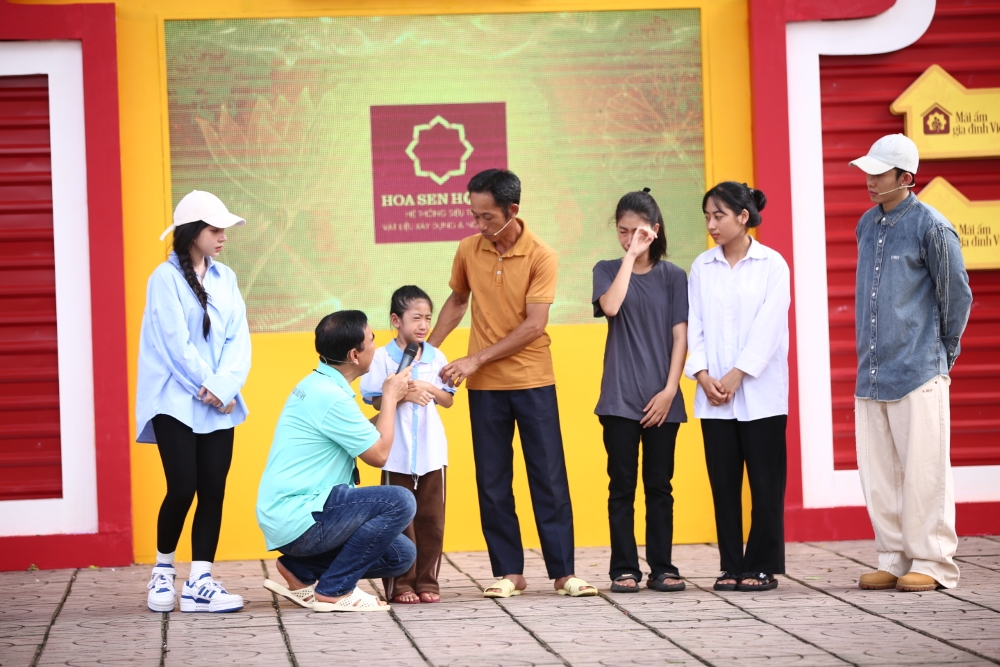 Xót xa người đàn ông mất vợ, một mình nuôi 3 con gái nhỏ và mẹ già 86 tuổi đau yêu quanh năm