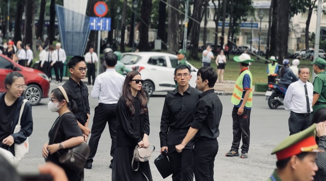 H'Hen Niê lặng người, Thùy Tiên bật khóc khi đến viếng Tổng Bí thư Nguyễn Phú Trọng