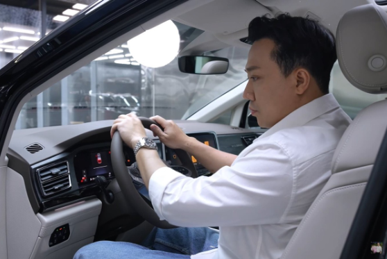 Diệp Lâm Anh tậu xế hộp tiền tỷ để đưa con đi học