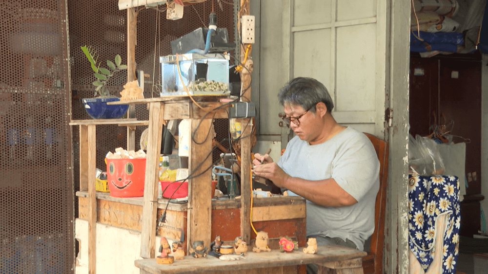 Người thợ điêu khắc gỗ mỹ nghệ giỏi nghề và những câu chuyện đời đầy cảm động