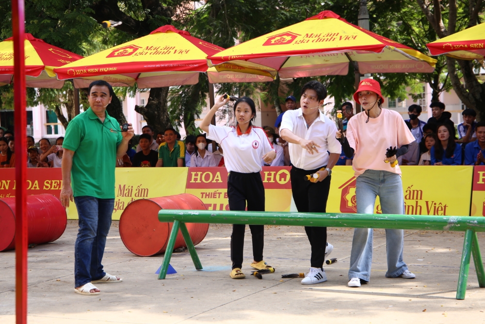 Diễn viên Cao Thái Hà bật khóc vì đồng cảm trước nỗi đau mất cha của em nhỏ mồ cô