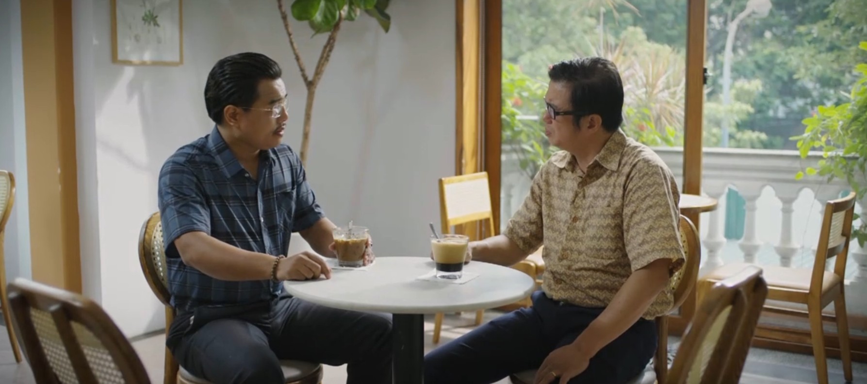 Hoa sữa về trong gió: Đồng nghiệp cũ bị bắt, Khang nhận giấy triệu tập điều tra
