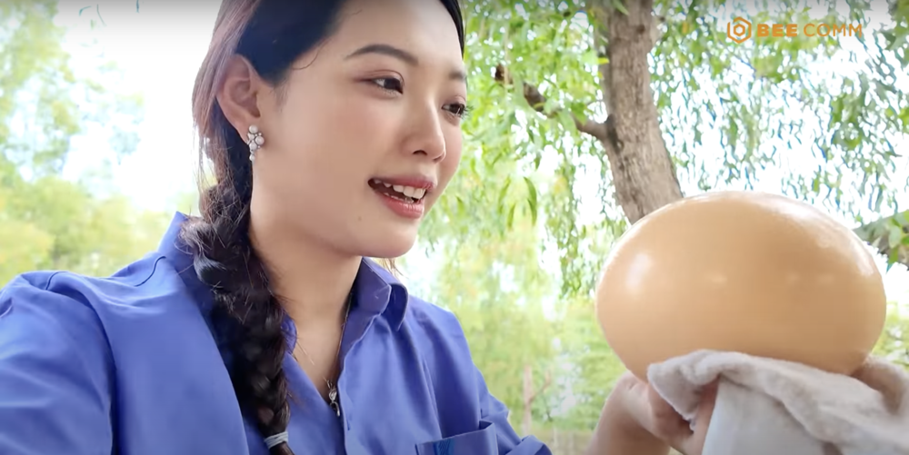 MC Hà Pu và trải nghiệm “đỡ đẻ” cho đà điểu trong Việt Nam 365 ngày thú vị 