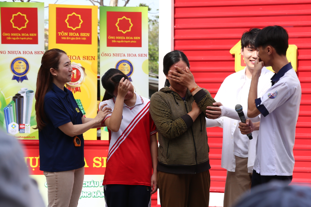 Mái ấm gia đình Việt: Diễn viên Quang Trung tài trợ học phí đến hết Đại học cho 7 em nhỏ mồ côi