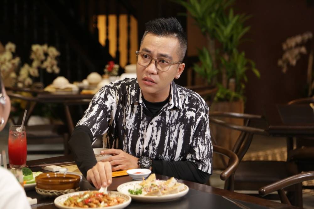 Hoàng Rapper và Chen Ru Lu mời Bảo Trung thưởng thức đại tiệc tại Quán ăn hạnh phúc