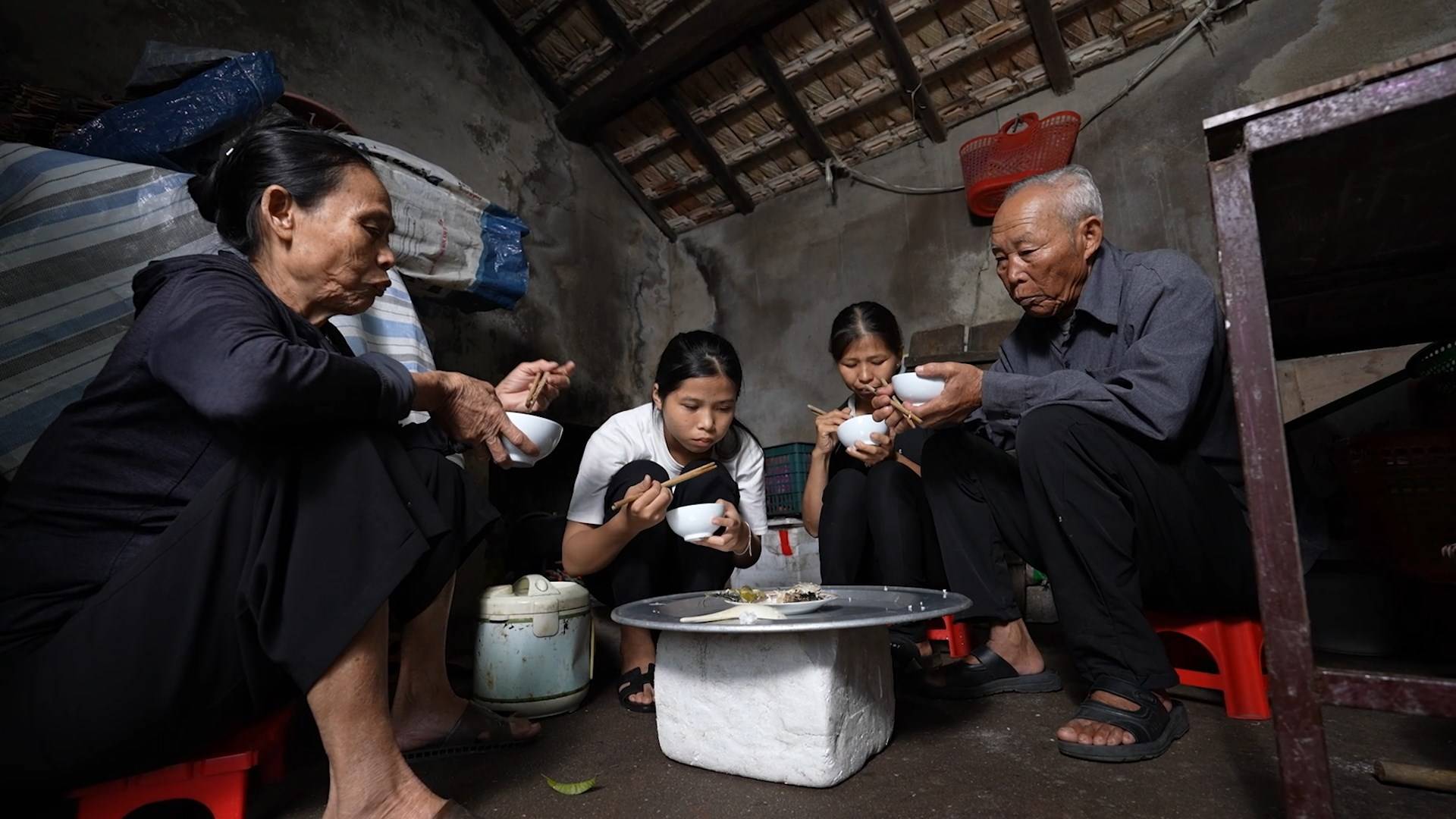 Hoa hậu Thanh Thủy: “Cha tôi từng dẫn bà cố đi ăn xin để có tiền đi học”