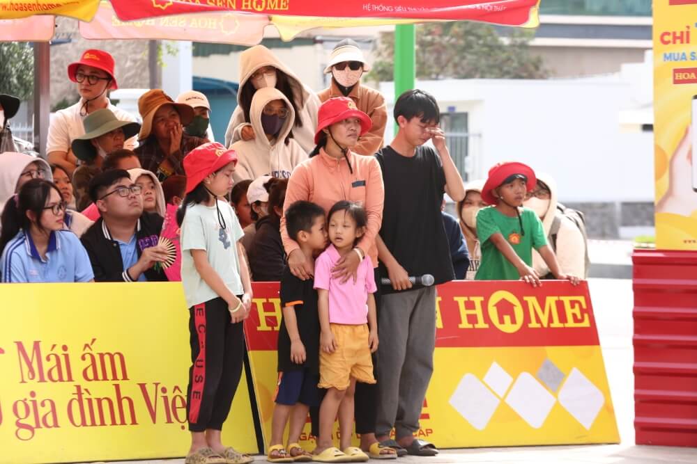 Mái ấm gia đình Việt: Đại Nghĩa, Quỳnh Anh khóc nghẹn trước cảnh 4 đứa trẻ mồ côi nheo nhóc