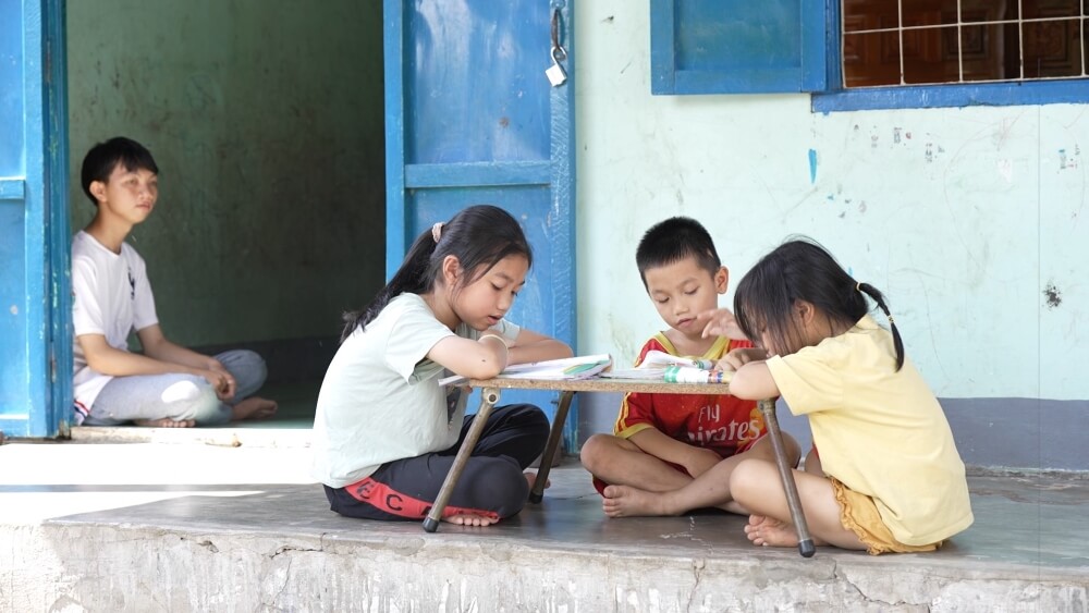 Mái ấm gia đình Việt: Đại Nghĩa, Quỳnh Anh khóc nghẹn trước cảnh 4 đứa trẻ mồ côi nheo nhóc