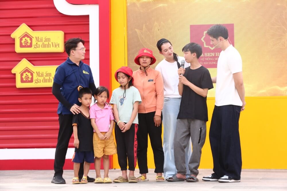 Mái ấm gia đình Việt: Đại Nghĩa, Quỳnh Anh khóc nghẹn trước cảnh 4 đứa trẻ mồ côi nheo nhóc