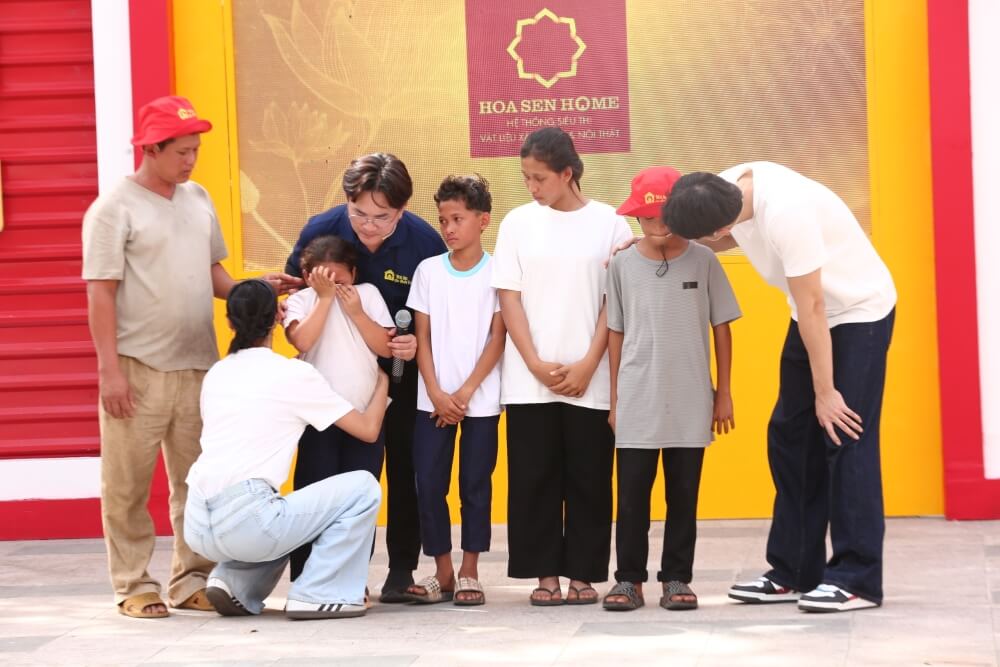Mái ấm gia đình Việt: Đại Nghĩa, Quỳnh Anh khóc nghẹn trước cảnh 4 đứa trẻ mồ côi nheo nhóc