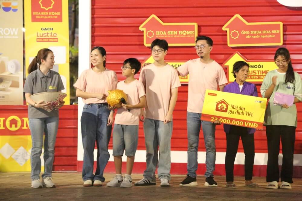 Gia đình Lâm Vỹ Dạ – Hứa Minh Đạt góp sức mang về gần 100 triệu đồng cho các em nhỏ mồ côi