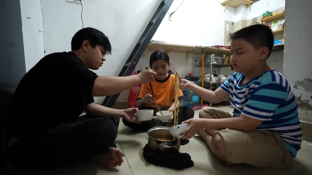 Xúc động trước nghị lực của người anh 23 tuổi gồng gánh nuôi hai em sau khi cha mẹ qua đời