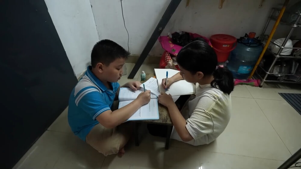 Xúc động trước nghị lực của người anh 23 tuổi gồng gánh nuôi hai em sau khi cha mẹ qua đời