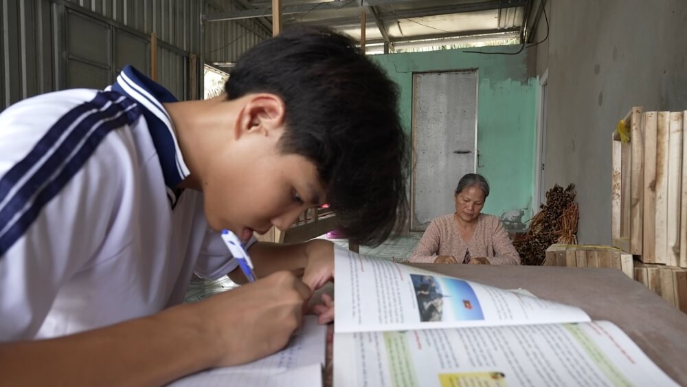 Tờ tiền 10.000 đồng – kỷ vật cuối cùng mẹ để lại cho cô bé mồ côi khiến Lâm Vỹ Dạ và Hà Thu khóc nghẹn